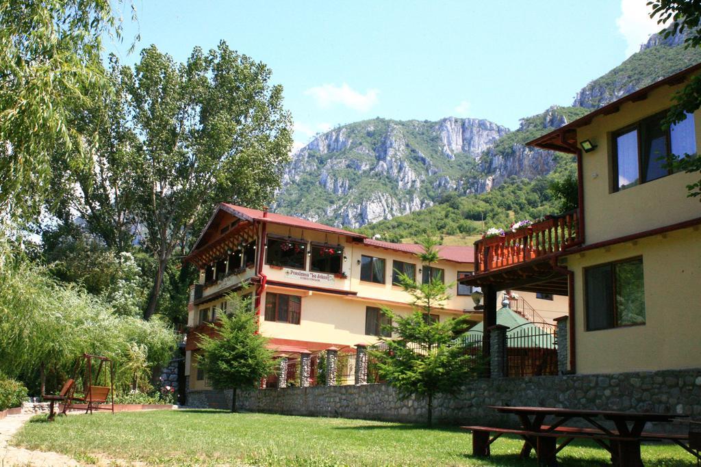 Pension Cuibul Viselor Băile Herculane Exterior foto